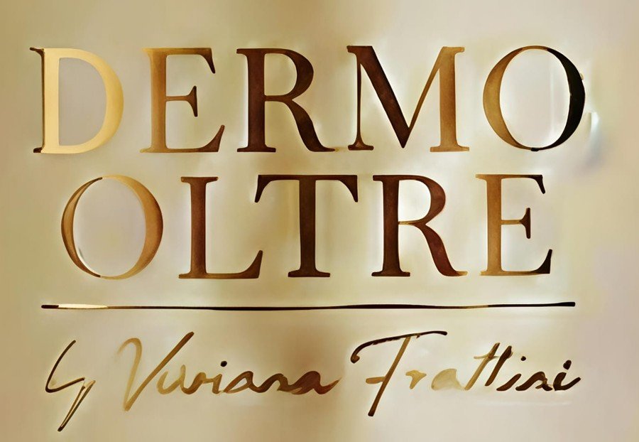 Il marchio Dermoltre inciso in oro, con la firma di Viviana Frattini.